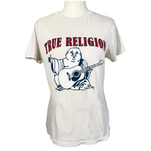 Maglietta True Religion Buddha Guitar da donna, taglia M, bianca, con logo e grafica in cristallo. immagine 1