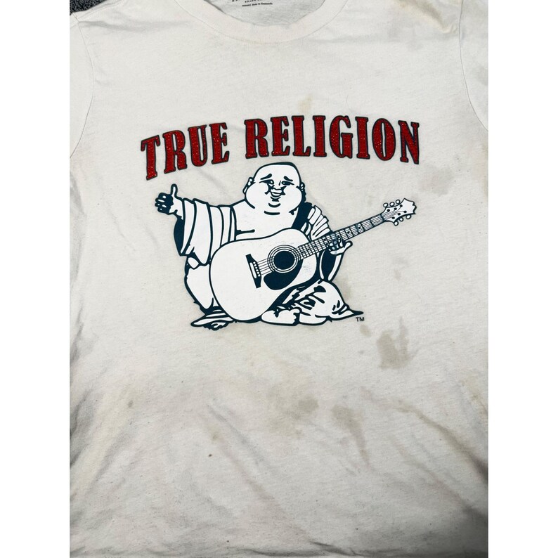 Maglietta True Religion Buddha Guitar da donna, taglia M, bianca, con logo e grafica in cristallo. immagine 4