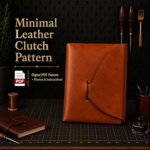 Pode incluir: Um padrão de clutch de couro minimalista em formato PDF digital. A imagem mostra uma clutch de couro castanho com fecho de aba e um detalhe de cordão preto. O texto diz "Minimal Leather Clutch Pattern" e "Digital PDF Pattern + Photos & Instructions."