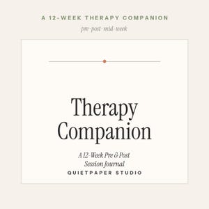 Puede incluir: Un diario de color crema titulado "Therapy Companion". La portada presenta el título en una fuente elegante y en negrita, con el subtítulo "A 12-Week Pre & Post Session Journal". El texto "A 12-Week Therapy Companion" está en la parte superior.