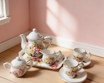 Service à thé miniature en céramique pour maison de poupée à l'échelle 1:6, théière et tasses vintage artisanales avec bordure dorée, mini service à thé en porcelaine de luxe