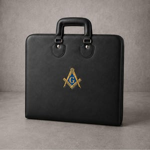 Peut inclure: Une mallette noire de forme rectangulaire structurée avec une poignée supérieure unique. L'avant présente un emblème maçonnique doré et bleu en forme d'équerre et de compas avec une lettre G centrale. Le sac a une finition lisse et des ferrures argentées.