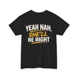 Peut inclure: Un t-shirt noir à manches courtes avec le texte "YEAH NAH, SHE'LL BE RIGHT" imprimé dans un style vieilli. Les mots "YEAH NAH" et "BE RIGHT" sont en blanc, tandis que "SHE'LL" est en jaune, centré sur le devant du vêtement.