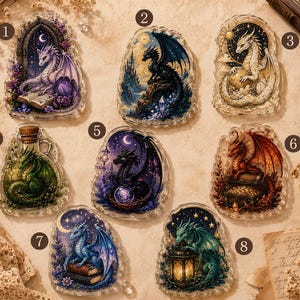 Puede incluir: Ocho dijes de acrílico con ilustraciones detalladas de dragones numeradas del uno al ocho. Cada dije muestra una escena única que incluye dragones con libros, cristales, cofres del tesoro, linternas y elementos celestiales en colores vibrantes.