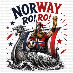 Può includere: Un'illustrazione grafica di un vichingo con barba e elmo cornuto che indossa una maglietta con la bandiera norvegese, mentre tiene un pallone da calcio e un trofeo d'oro su una nave vichinga. Il testo recita NORWAY RO! RO! con stelle e accenti.