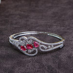Bracelet jonc kada moissanite rose rubis, bracelet cluster tourbillon platine, bijoux de mariée indienne, bracelet tendance taille émeraude