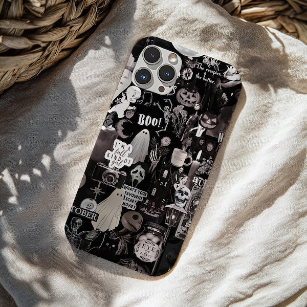 Pode incluir: Uma capa de telemóvel a preto e branco com uma colagem de imagens temáticas de Halloween, incluindo fantasmas, esqueletos, abóboras, um crânio, uma câmara e textos como "BOO!", "I'm a fall kind of girl", "What's your favourite scary movie?" e "Eye of Newt".