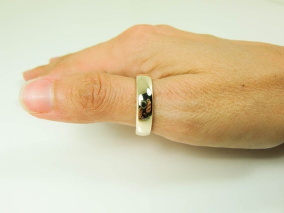 Keyzar · Where and When Should Men Wear Their Wedding Rings?