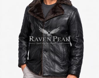 Könnte beinhalten: Eine schwarze Lederjacke mit dunkelbraunem Kunstfellkragen und Innenfutter, vertikalen Ziernähten und Knopfleiste. Auf der Brust befindet sich der weiße Schriftzug RAVEN PEAK sowie der Slogan CRAFTED TO STAND APART mit einem Vogellogo.