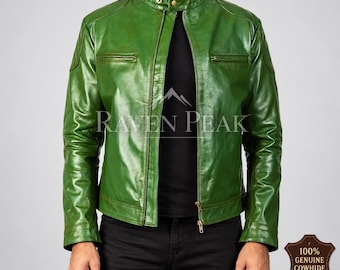 Könnte beinhalten: Eine leuchtend grüne Lederjacke mit Stehkragen und Druckknopfverschluss, durchgehendem Frontreißverschluss und zwei horizontalen Brusttaschen mit Reißverschluss. Der Text RAVEN PEAK steht mittig auf der Brust, ergänzt durch ein Abzeichen mit der Aufschrift 100% GENUINE COWHIDE LEATHER.