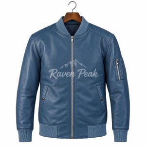 Puede incluir: Una chaqueta tipo bomber azul con cremallera frontal plateada, cuello, puños y dobladillo acanalados. Incluye dos bolsillos laterales con cierre de botón a presión y un bolsillo utilitario con cremallera en la manga. El texto Raven Peak está impreso.