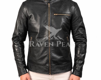 Könnte beinhalten: Eine schwarze Lederjacke mit Stehkragen und Druckknopf, durchgehendem Frontreißverschluss und zwei seitlichen Reißverschlusstaschen. Eine Brusttasche mit Reißverschluss ist vorhanden. Das Logo RAVEN PEAK mit Vogel-Symbol ist sichtbar.