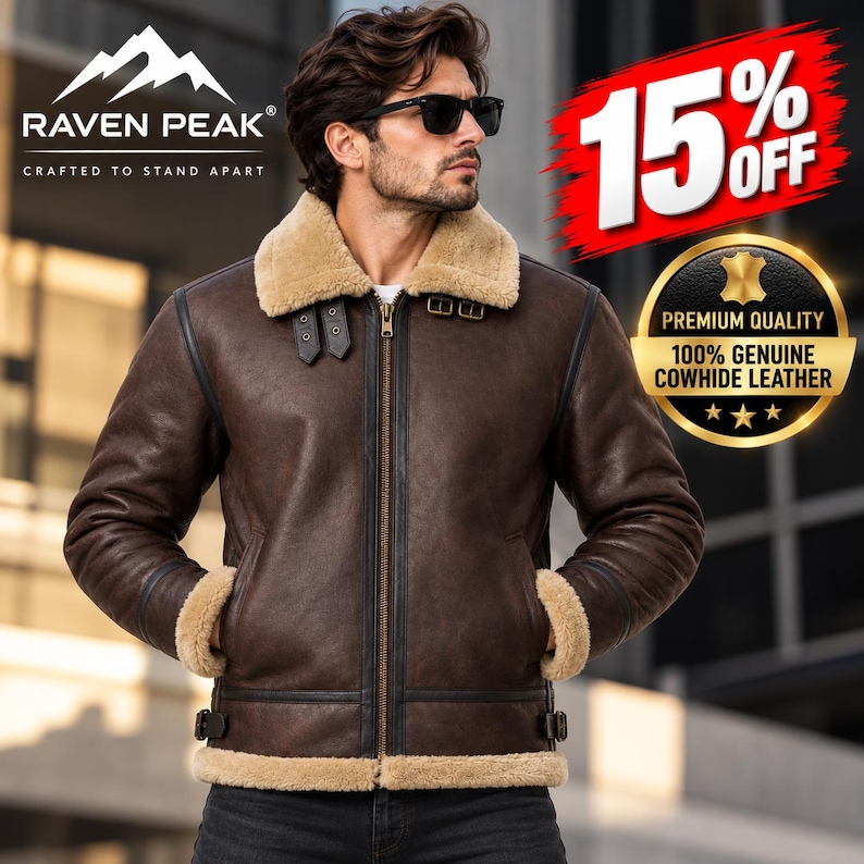 Puede incluir: Una chaqueta de cuero marr&oacute;n con cuello y pu&ntilde;os de borrego beige, con cremallera frontal, correas con hebilla en el cuello y la cintura, y ribetes negros. El logo y texto de Raven Peak son visibles, junto a una insignia de 15% de descuento y cuero vacuno.