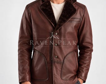 Könnte beinhalten: Eine braune Lederjacke mit einem dunkelbraunen Kunstfellrevers, einer vertikalen Reißverschlusstasche auf der Brust, drei Knöpfen auf der Vorderseite und zwei großen Seitentaschen. Der Text RAVEN PEAK ist in Weiß auf der Jacke aufgedruckt.