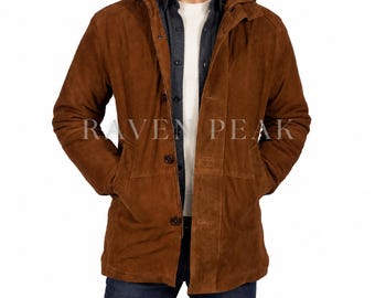 Könnte beinhalten: Eine braune Wildlederjacke mit Kapuze, Knopfleiste vorne und zwei Seitentaschen. Die Jacke wird über einem dunkelgrauen Hemd und einem weißen T-Shirt getragen. Der Text RAVEN PEAK ist in der Mitte der Jacke deutlich zu erkennen.