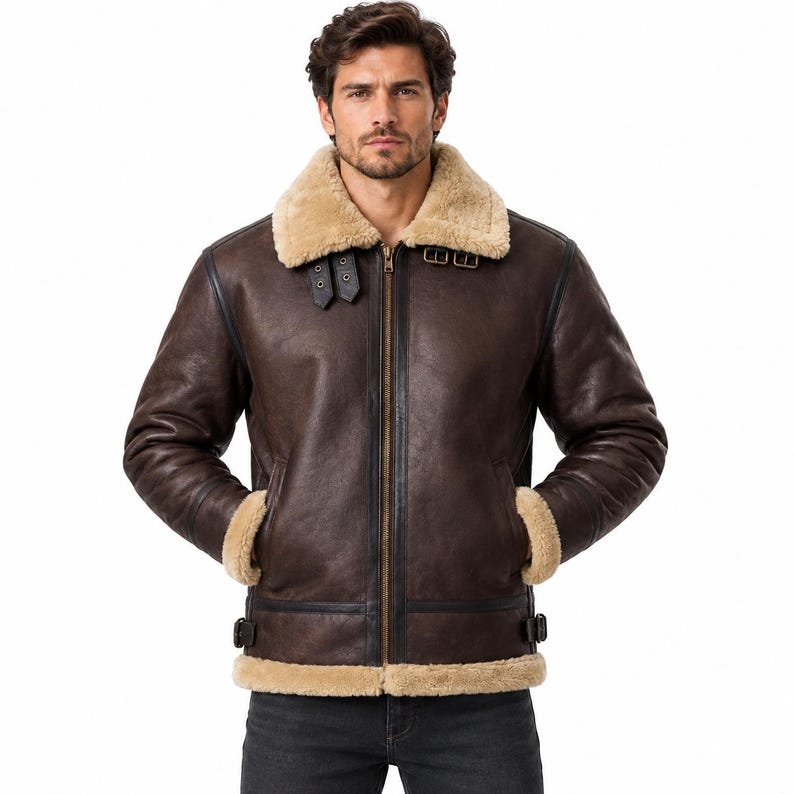 Puede incluir: Una chaqueta tipo aviador de cuero marr&oacute;n oscuro con cuello, pu&ntilde;os y dobladillo de borreguillo beige grueso. La prenda incluye una cremallera central en tono lat&oacute;n, dos correas con hebilla ajustables en el cuello y trabillas laterales.