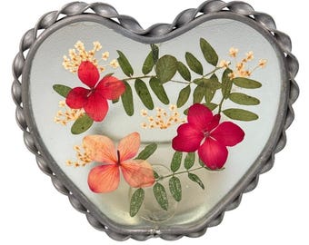 Portacandele vintage a forma di cuore con fiori pressati, tonalità peltro, stile cottage romantico