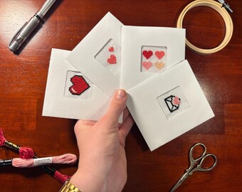 Collezione Cuori: Biglietti ricamati a punto croce fatti a mano (confezione da 4)