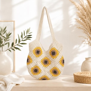 Peut inclure: Un sac fourre-tout en crochet arborant un motif répétitif de tournesols. Le sac est confectionné en fil blanc cassé avec des centres marron foncé et des pétales jaune vif. Il comprend deux longues anses et une forme de base arrondie.