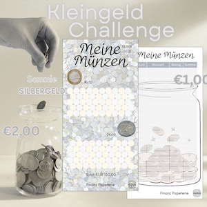 Könnte beinhalten: Ein Spar-Set mit dem Titel Kleingeld Challenge, bestehend aus einem mit Münzen gefüllten Glas, einer Karte Meine Münzen mit Kreisen für Silbermünzen und einer weiteren Karte mit einer Glas-Illustration zur Dokumentation der Einlagen.