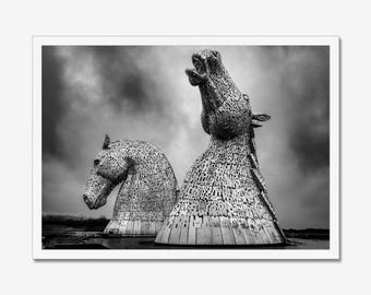 Fotografía de los Kelpies en Falkirk, Escocia / Impresión artística en blanco y negro de un monumento emblemático.