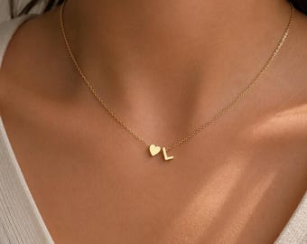 Collar con letra y pequeño corazón – Gargantilla elegante para mujer