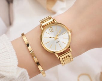 Reloj de lujo dorado para mujer con pulsera LOVE – Elegante y moderno conjunto de 2 piezas, cuarzo, acero inoxidable.