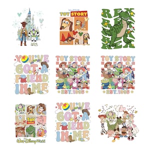 K&ouml;nnte beinhalten: Eine Sammlung farbenfroher Toy Story-Grafiken. Die Designs zeigen Charaktere wie Woody, Buzz Lightyear und Rex, zusammen mit den Texten "Toy Story" und "You've Got a Friend in Me". Einige Designs enthalten den Text "EST. 1995".