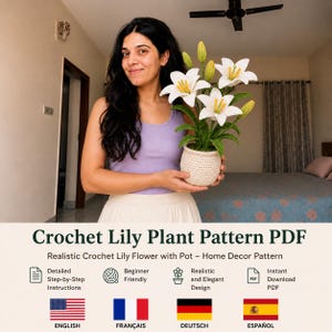 Pode incluir: Um padrão PDF de planta de lírio de crochê, com vaso. A planta apresenta flores brancas com centros amarelos e folhas verdes. A imagem inclui o texto "Crochet Lily Plant Pattern PDF" e ícones que indicam instruções detalhadas.
