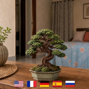 Könnte beinhalten: Ein handgefertigter Bonsai-Baum mit einem verdrehten braunen Stamm und grünem Laub, ausgestellt in einem hellgrünen sechseckigen Topf. Der Bonsai steht auf einem Holztisch. Das Bild enthält Flaggen der Vereinigten Staaten, Frankreichs, Deutschlands, Spaniens und Russlands.