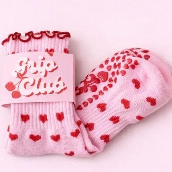 Calcetines antideslizantes de Pilates con corazones rosas y rojos