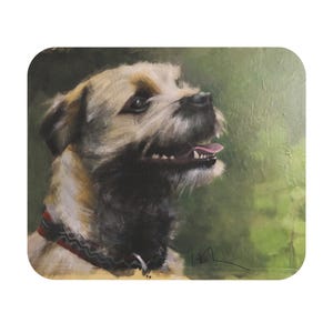 Könnte beinhalten: Ein rechteckiger Untersetzer mit einem gemalten Porträt eines Border Terrier-Hundes. Der Hund hat hellbraunes und schwarzes Fell, ein rot-schwarzes Halsband und eine rosa Zunge. Der Hintergrund ist ein strukturiertes Grün.