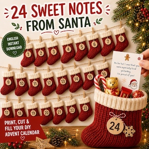 Könnte beinhalten: Ein DIY-Adventskalender-Set mit 24 roten Miniatur-Strickstrümpfen mit weißen Bündchen, die jeweils mit einem hölzernen Nummernschild versehen sind. Das Set enthält eine druckbare Karte mit dem Text Ho ho ho! I saw that you were especially kind.