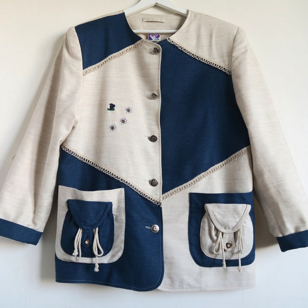 Veste en patchwork brodé Yessica, beige blanc cassé, blazer bleu Dirndl moderniste, poches sac à main déco, manteau trachten moche et mignon, taille moyenne