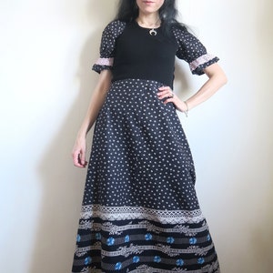 Abito floreale Calico Prairie, corpetto in jersey nero, stampa in pizzo ecrù bianco, fiori blu, maniche a sbuffo, abito lungo boho, Country Romance XS