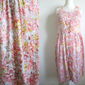 Blühender Garten Cottagecore Kleid, Blumen Baumwollsatin Ärmelloses Robe Kleid, Maiglöckchen, Tulpen in der Blüte Romantisches Hauskleid Mittelgroß