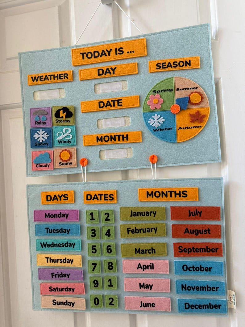 K&ouml;nnte beinhalten: Ein hellblaues Lernkalender aus Filz mit orangefarbenem Text und farbigen Filzteilen. Der Kalender enth&auml;lt Abschnitte f&uuml;r Wetter, Tag, Datum, Monat und Jahreszeit. Er hat auch Abschnitte f&uuml;r Tage, Daten und Monate.