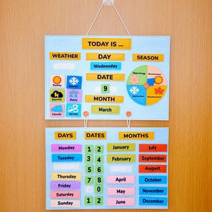 K&ouml;nnte beinhalten: Ein Filz-Lernkalender mit Abschnitten f&uuml;r Wetter, Tag, Datum, Monat und Jahreszeit. Enth&auml;lt farbenfrohe Etiketten f&uuml;r Wochentage, Daten und Monate. Der Kalender h&auml;ngt an einer Holzt&uuml;r.