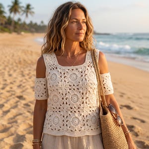 Häkelmuster für ein sommerliches Top mit Blumenmuster, Häkelanleitung für ein Top aus Netzblumenmuster, kostenloses Häkelmuster für ein Strandtop mit floralem Spitzendesign