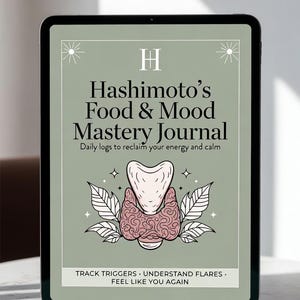 Puede incluir: Una tableta digital que muestra una portada de diario color verde salvia titulada Hashimoto’s Food & Mood Mastery Journal. La portada presenta una ilustración anatómica central de la tiroides, estrellas y el texto: Daily logs to reclaim your energy and calm. TRACK TRIGGERS · UNDERSTAND FLARES · FEEL LIKE YOU AGAIN.
