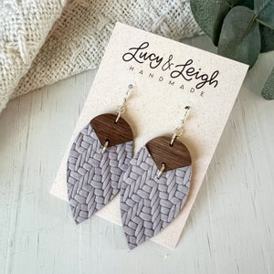 Lila Leder Ohrringe handgemacht, Geschenk für Frau 5 Jahre, Boho Ohrringe, Leder und Holz Ohrhänger, Bradi - Lavendel Knit