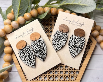 Pendientes de cuero hechos a mano, colgantes de cuero y madera, pendientes de cuero hechos a mano, pendientes boho, Petal Missi - Dálmata