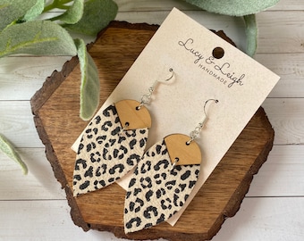 Pendientes de cuero hechos a mano, colgantes de cuero y madera, pendientes boho, pendientes minimalistas de estilo boho / Petal Bradi - Leopardo Avena