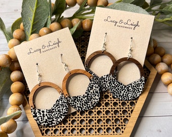 Pendientes de cuero hechos a mano, pendientes de cuero y madera, pendientes sin níquel, pendientes de cuero colgantes boho, Wooden Leigh - Dálmata