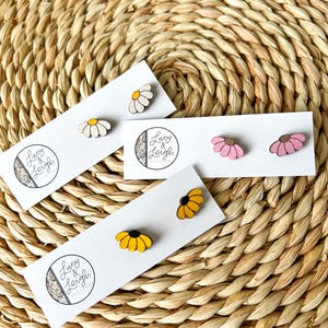 Daisy earrings studs, floral painted earring, painted earrings, painted stud earring, wooden stud earring, flower earring, Mother’s Day gift
