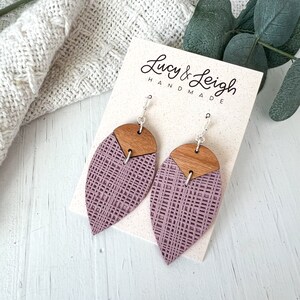 Lila leder ohrringe handgemacht, geschenk für frau zum 5 jahre jubilaum, boho chic ohrringe, leder und holz ohrringen, Bradi - Orchidee Leinen