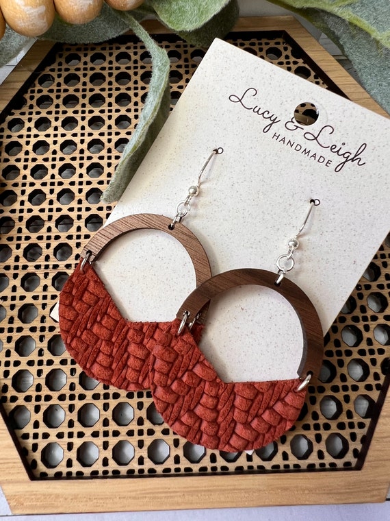 Grandi Orecchini Pendenti Colorati A Goccia Leggeri Con Frange In Vera Pelle Morbida Fatti A Mano Per Donne E Ragazze Leopardo Oliva~p115887223