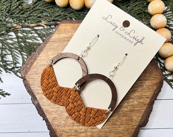 Pendientes de cuero hechos a mano, pendientes de cuero y madera, pendientes arqueados, pendientes colgantes de cuero, pendientes bohemios, Wooden Leigh - Camel Knit