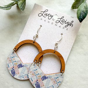 Pendientes de cuero con estampado floral estilo patchwork, pendientes florales estilo cottagecore, pendientes llamativos ligeros hechos a mano, joyería inspirada en quilts vintage.