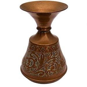 Könnte beinhalten: Eine kupferne Vase mit einem breiten, ausgestellten Rand und einem schmalen Hals, der in einen breiten, abgerundeten Boden übergeht. Der untere Teil zeigt komplexe, geätzte Blumenmuster mit einer grünlichen Patina in den Vertiefungen.